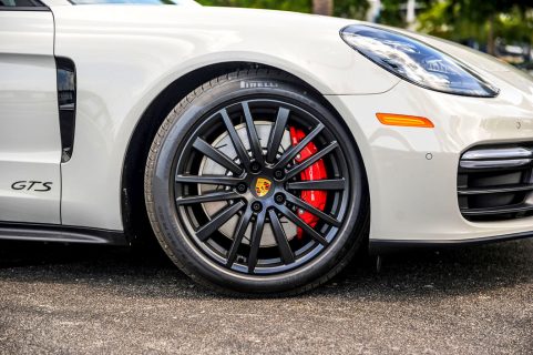 Miami based fashionista, Danié Gomez-Ortigoza @journeyofabraid to enjoy a ride in the stunning Porsche Panamera Sport Turismo GTS from THE COLLECTION Porsche